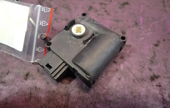 Audi A6 Allroad C5 A/C air flow flap actuator/motor 