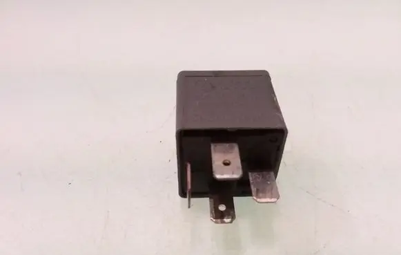 Volkswagen PASSAT B5 Other relay 8D0951253A V23134B52X301 373