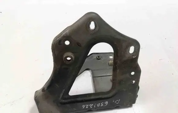 Audi A6 S6 C6 4F Fender mounting bracket 4F0821136