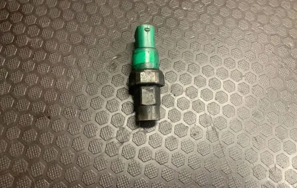 BMW 5 E39 Air conditioning (A/C) pressure sensor 8391639