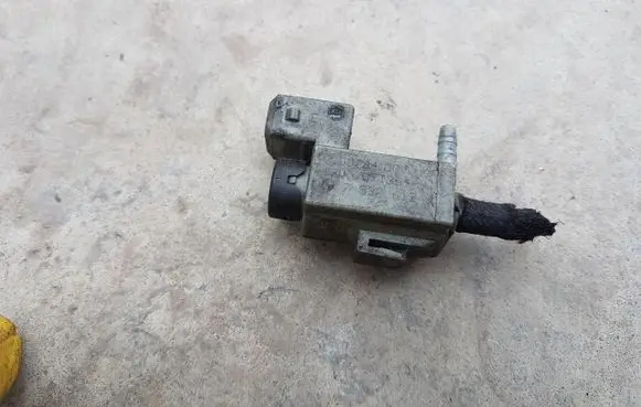 BMW 3 E90 E91 Valve vacuum 7537612