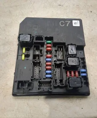 Nissan Juke I F15 Fuse module 284B71KB0B 52683MF08 2757001018