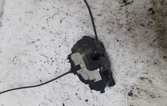 Renault Clio III Front door lock