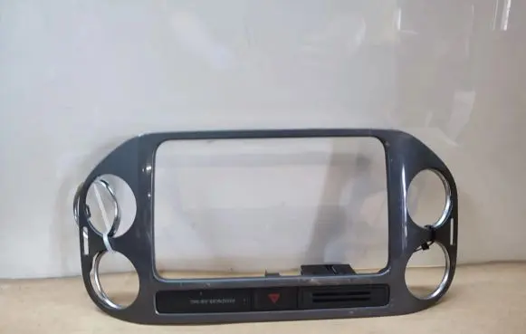 Volkswagen Tiguan Radio/GPS head unit trim 5N0858071