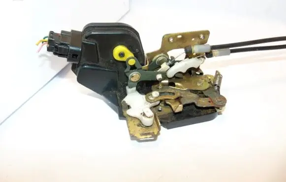 Hyundai Elantra Front door lock 813102D040