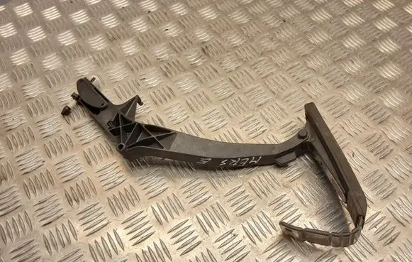 Mercedes-Benz E W210 Accelerator throttle pedal A2103011820 2203010001
