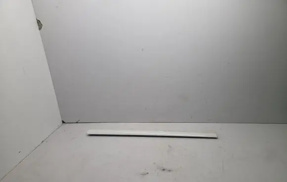 Volvo V70 Front door trim (molding) 39885574