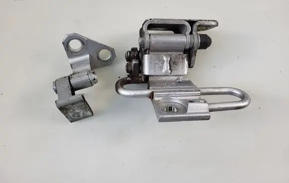 Volkswagen PASSAT B7 Rear door upper hinge 3C4833402D 3C8833412B