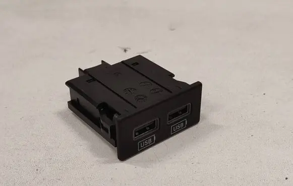 Dodge Charger USB socket connector 68253158AA 61571C0818