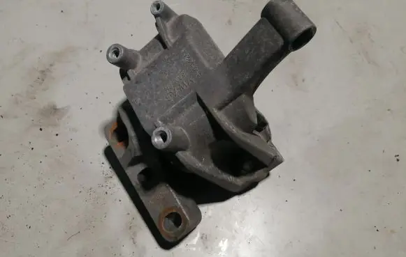 Volkswagen Tiguan Engine mount bracket 5N0199262