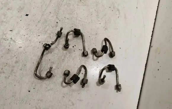 Fuel injector supply line/pipe