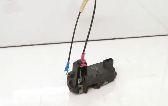 Opel Zafira B Rear door lock 13210739