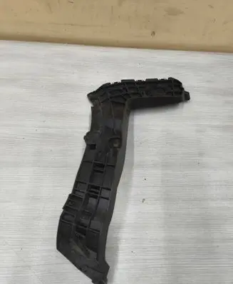 Rear bumper mounting bracket