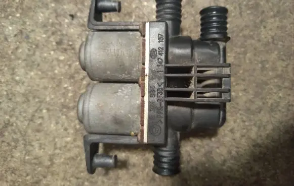 BMW 5 E39 Coolant heater control valve 1147412137 8374995