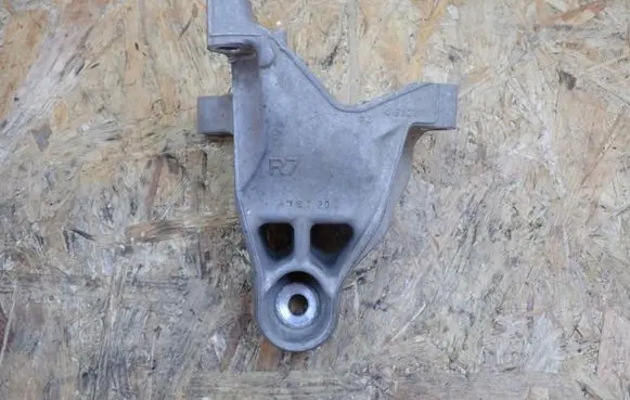 Lexus IS III XE30 Engine mounting bracket 