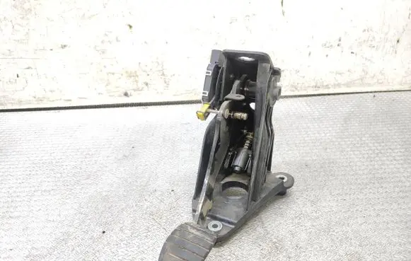 Renault Laguna III Clutch pedal 465030006R