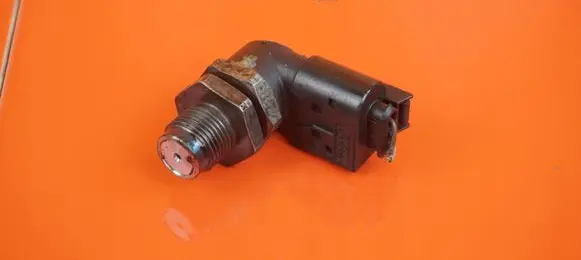 BMW X5 E53 Fuel pressure sensor 0281002497 17MB51