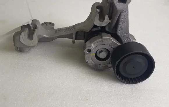 Nissan Qashqai Alternator belt tensioner 117104394R