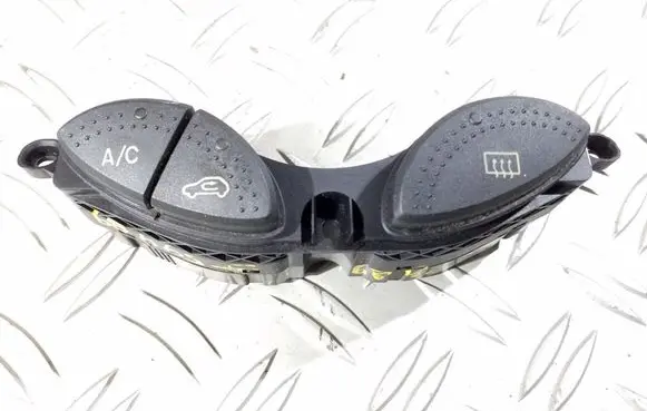 Ford Focus Windscreen/window heater switch 98AG19A945BG