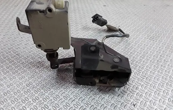 BMW 5 E39 Tailgate window lock/catch/latch 8238469