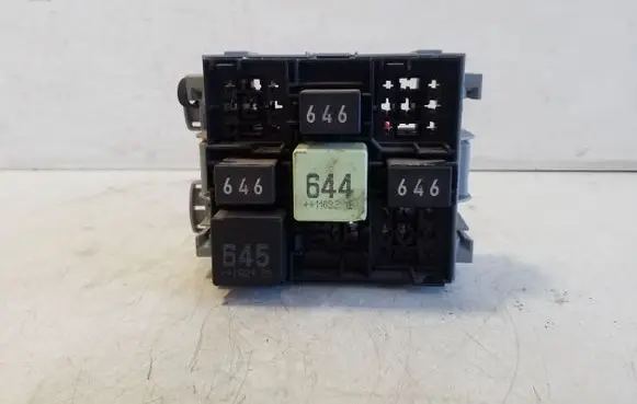 Volkswagen Touareg II Relay mounting block 7P0937211A