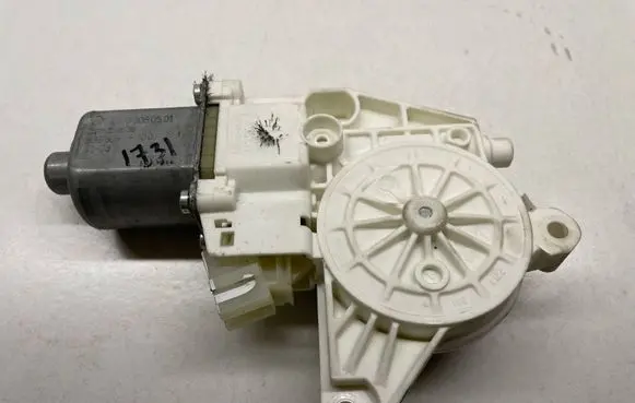 Mercedes-Benz ML W166 Rear door window regulator motor 1669060501 A1669060501