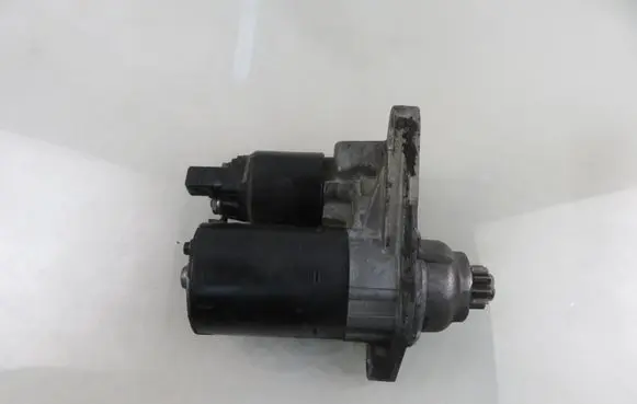 Volkswagen Polo IV 9N3 Starter motor 0001120100