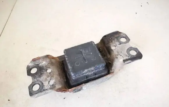 Volkswagen Golf V Engine mount bracket