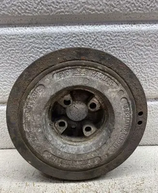 Volkswagen Golf III Crankshaft pulley 028105243K