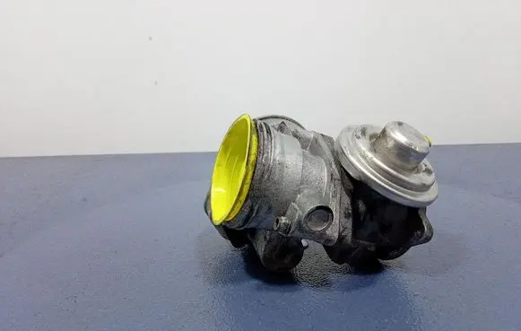 Volkswagen Touran I Throttle body valve 44945