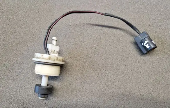Mitsubishi Pajero Sport I Fuel filter housing 