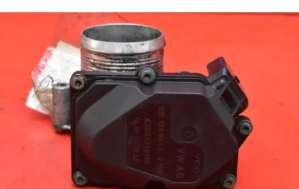 Volkswagen PASSAT B6 Throttle body valve 03L128063E