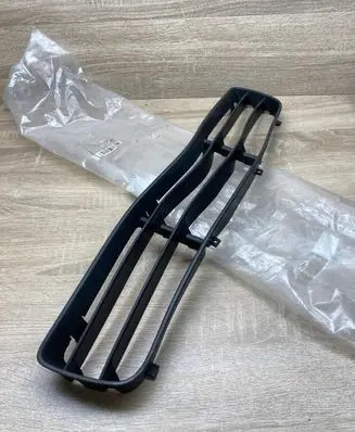 Volkswagen Jetta IV Front bumper lower grill 1J5853677C