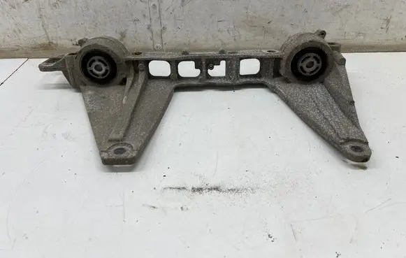 Mercedes-Benz Vito Viano W447 Rear differential/diff mount bracket