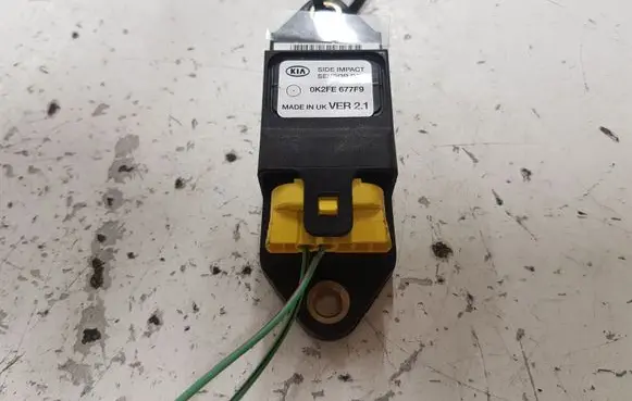 KIA Carens I Airbag deployment crash/impact sensor 0K2FE677F9