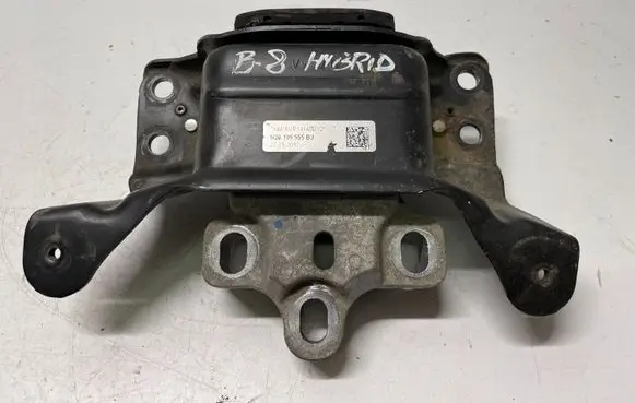 Volkswagen PASSAT B8 Engine mount bracket 5Q0199555BJ