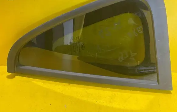 KIA Soul Front triangle window/glass 