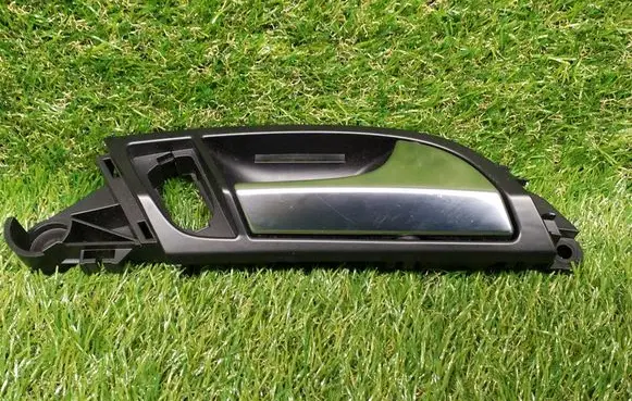 Audi Q7 4L Front door interior handle 4L0837020