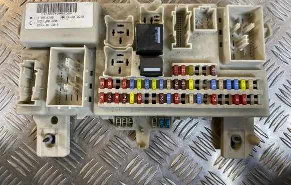 Ford C-MAX I Fuse module 6M5T14014 4M5T14A073 6Y43691