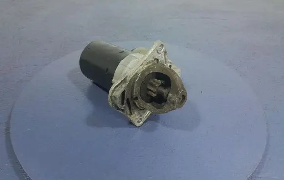 Opel Astra J Starter motor 55578921