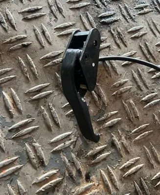 Renault Scenic II - Grand scenic II Engine bonnet (hood) release handle