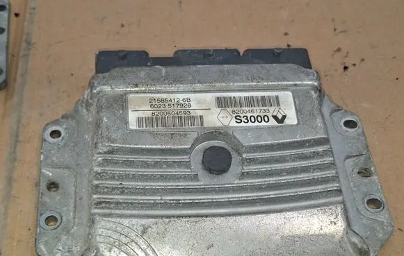 Renault Clio IV Engine control unit/module 215854126B 8200504593 8200461733
