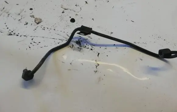 Nissan X-Trail T30 Fuel injector supply line/pipe NOCODE