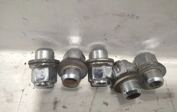 Toyota Verso Anti-theft wheel nuts and lock 30849