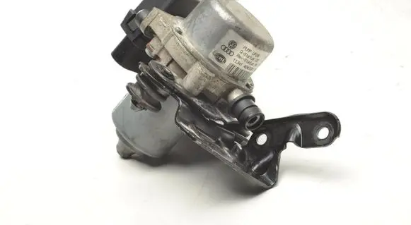 Volkswagen Touran II Vacuum pump 1J06121810