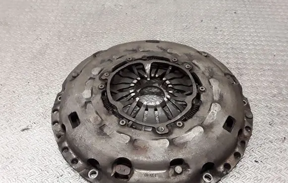 Volkswagen PASSAT B6 Pressure plate 03G141025F