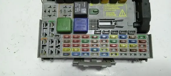 Opel Zafira A Fuse module 24431677