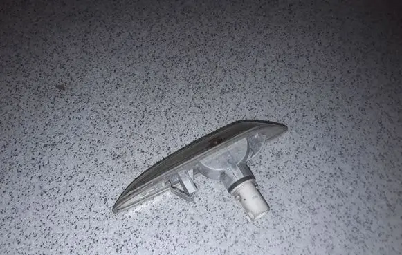 Front fender indicator light