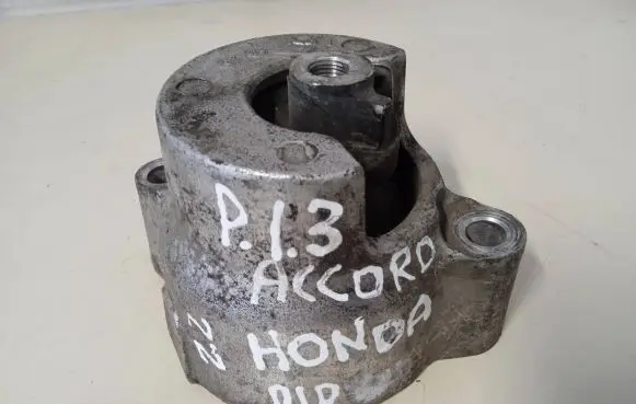 Honda Accord Engine mount bracket