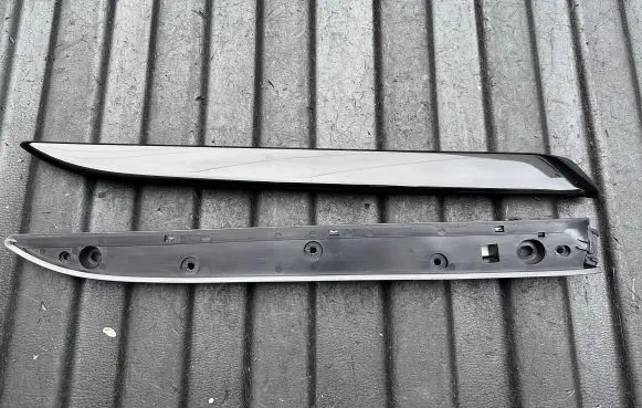 Land Rover Discovery 5 Other front door trim element HY32237B75 L0260291AA04